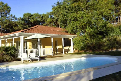 Villa mit Schwimmbad 2,2 km entfernt.