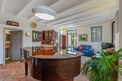 Attraente Villa con Piscina