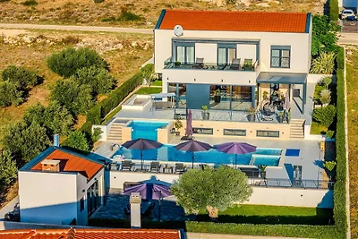 Moderne Villa mit privatem Pool