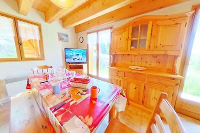 Chalet im Wald in der Nähe der Skipisten