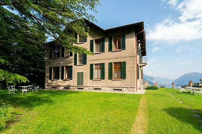 Villa in Civenna met balkon