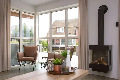 Villa mit Strohdach mit einer Sauna in...