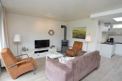 Vakantiehuis in Den Burg met zwembad
