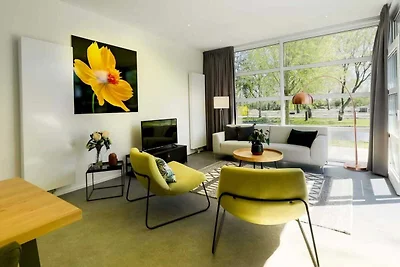Modernes Ferienhaus mit dekorativem Kamin