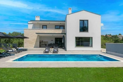 Villa in Kringa mit Schwimmbecken