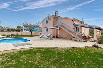 Casa de vacaciones en Kastelir con piscina.