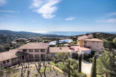 Wohnung bei Sainte-Maxime mit Poolblick