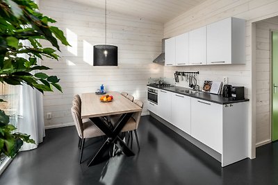 Moderne lodge met twee badkamers in een groen...