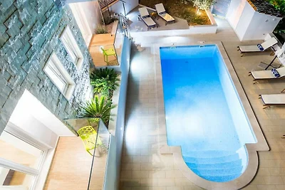 Villa in Bol mit Schwimmbecken