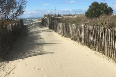 Apartment in Grau du Roi mit Garten