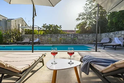 Villa in Rakalj mit Schwimmbecken