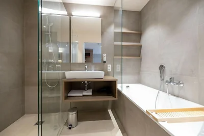 Modernes Alpenapartment mit Terrasse