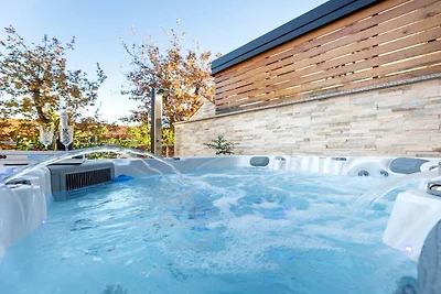 Taja mit Whirlpool