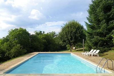 Schöne Villa in La Coquille mit Swimmingpool