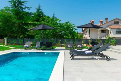 Villa in Kringa mit Schwimmbecken
