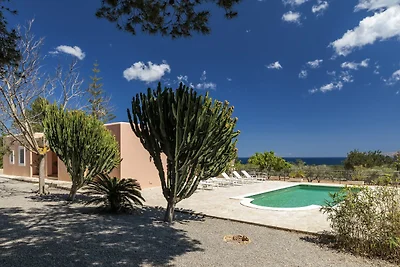 Schöne Villa in Sant Carles mit Pool