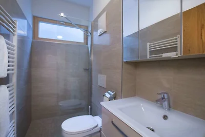 Moderne Wohnung mit Balkon und Zugang zur...