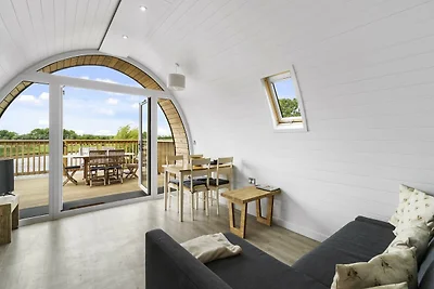 Charming lakeside chalet in Hertford, No...
