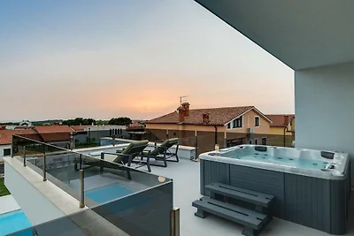 Villa in Novigrad mit Schwimmbecken