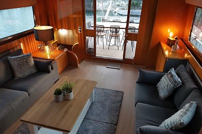 Exklusive Jacht mit Dachterrasse