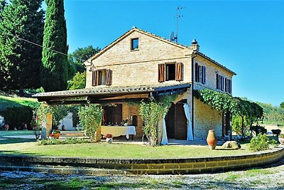 Elegante Villa con Jacuzzi a Montecosaro in...