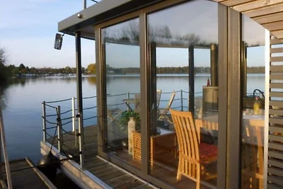 Casa flotante en Anjum con piscina