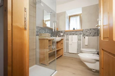 Accogliente baita in montagna con balcone