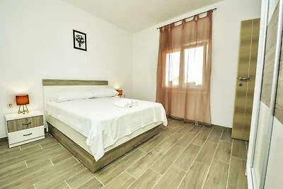 Rustige villa met 5 slaapkamers nabij Biograd