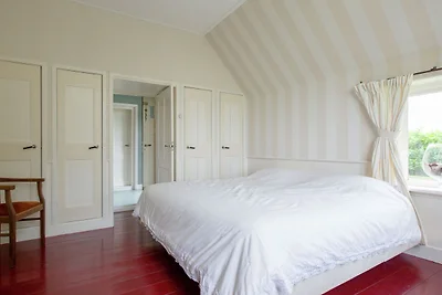 Oude stelpboerderij bij het IJsselmeer