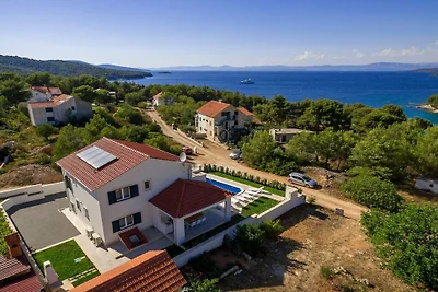 Villa in Milna mit Schwimmbecken