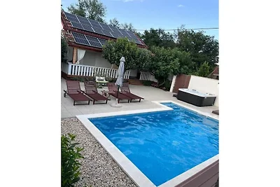 Stella mit Pool & beheizter Jaccuzzi