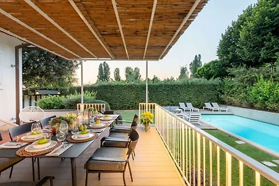 Üppige Villa mit Pool in Pietrasanta