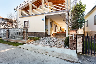 Modernes Ferienhaus in Jasenice mit Veranda