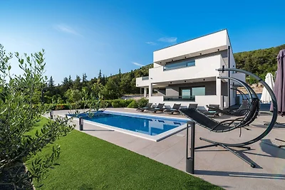 Luxusvilla mit Pool und Whirlpool