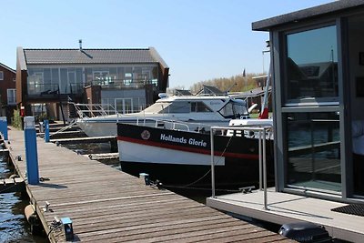 Gemütliches Hausboot am Rande des Yachthafens