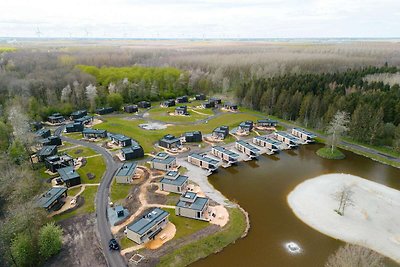 Moderne Lodge am Wasser in einem Ferienpark