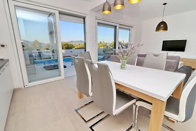 Villa E & D - Four Bedroom Villa with Pool an...