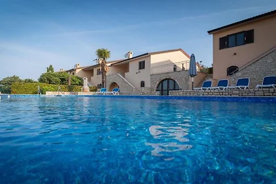 Ferienhaus in Kaštelir mit Schwimmbecken