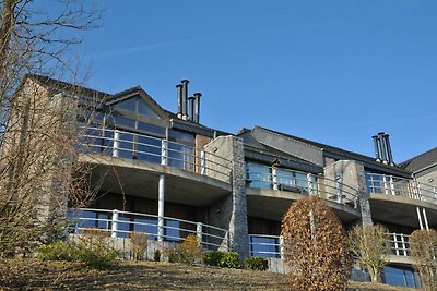 Modernes Haus im Erdgeschoss mit Terrasse