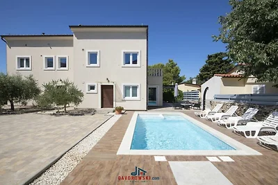 Villa in Premantura mit Schwimmbecken