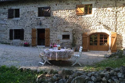 Caratteristica villa in Ardeche con camino