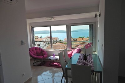 Prettig appartement in Trogir met zeezicht