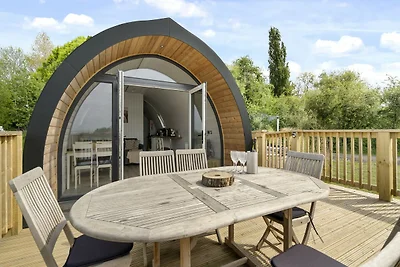 Charming lakeside chalet in Hertford, No...