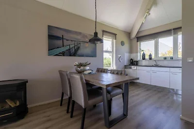 Kompakter Wellness-Bungalow am Wasser