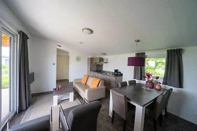 Modern chalet met afwasmachine, aan het...