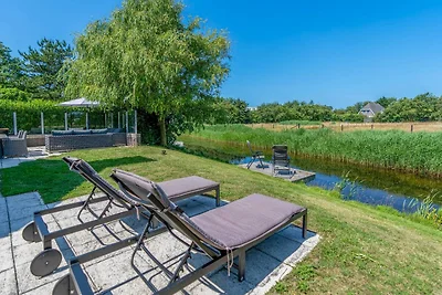 Charmante Villa am Wasser mit Sonnendusche