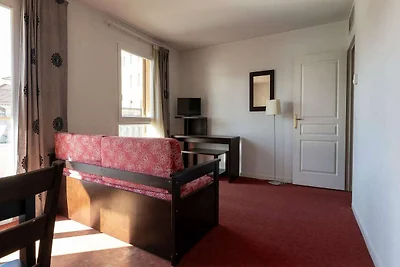 Helle Hanglage mit Pool und Rasen