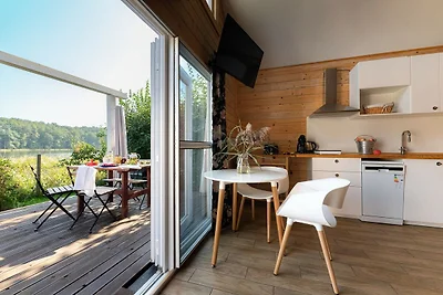 Skandinavisches Haus mit Blick auf den See