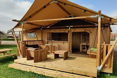 Glamping-Zelt mit Klimaanlage und Blick auf d...