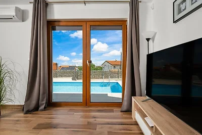 Holiday Home Mlačić - Three Bedroom Holiday H...
